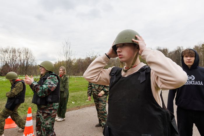 Военно-патриотическая игра «Юнармия, вперед!», посвященная Дню Победы, в Горках Ленинских