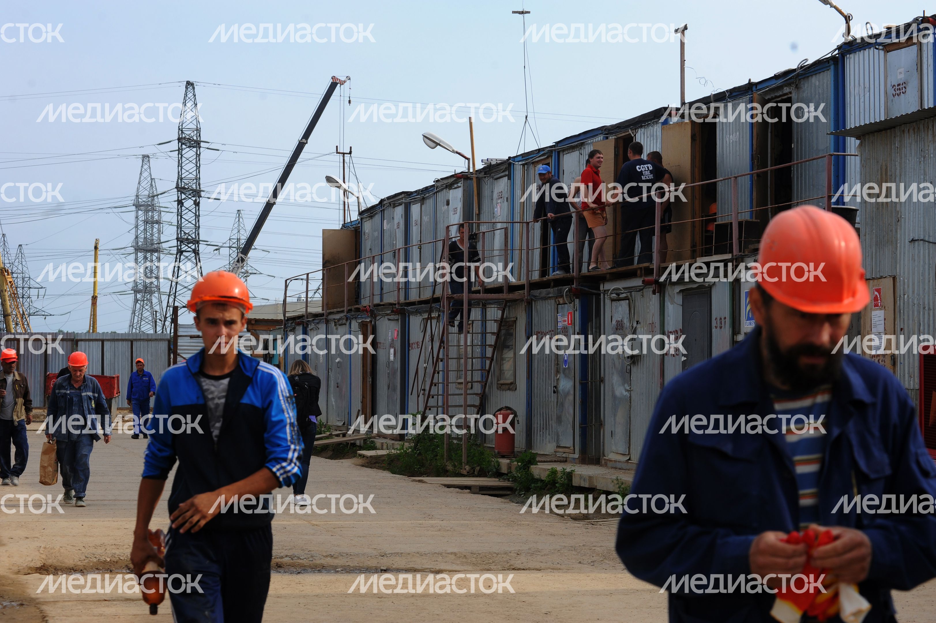 Рейд по пресечению незаконной миграции на стройке в Химках Рейд по пресечению незаконной миграции на стройке в Химках