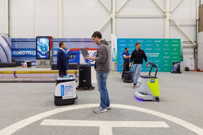 Промышленный робот-мойщик на технофестивале Startup Village 2026 в технопарке «Сколково»