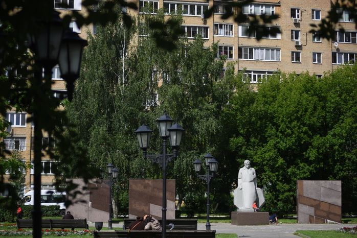 Памятник рабочему-строителю Пацаеву в Долгопрудном