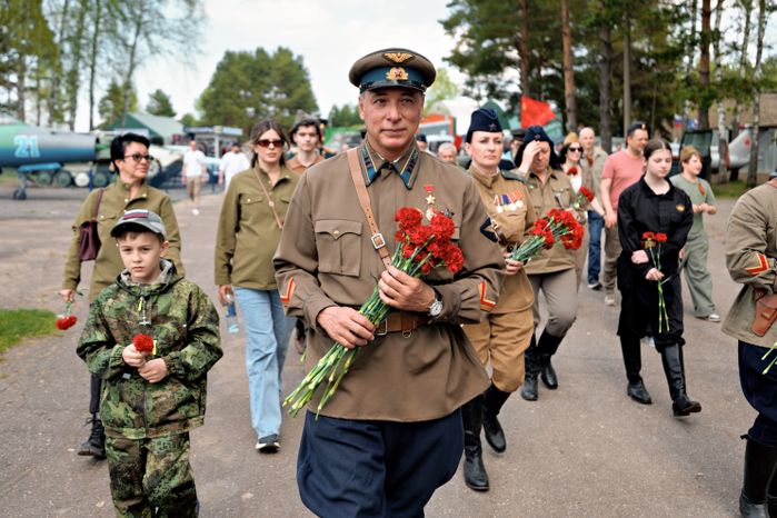 Патриотическое воспитание: возложение цветов к памятнику летчикам в аэроклубе ВВС Одинцовского округа ко Дню Победы