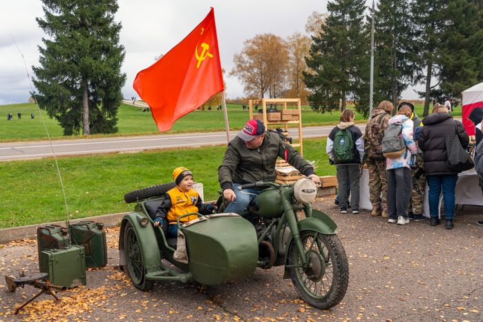 Мотоцикл на выставке военно-исторического фестиваля «Москва за нами. 1941 год» на Бородинском поле