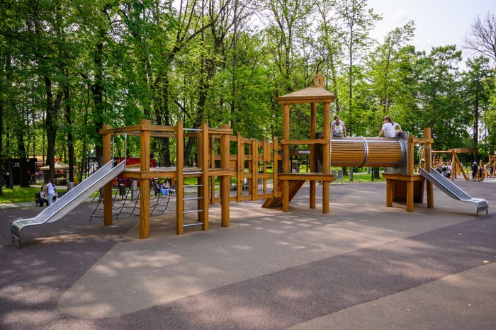 Детская площадка в парке культуры и отдыха им. Олега Степанова в Серпухове летом