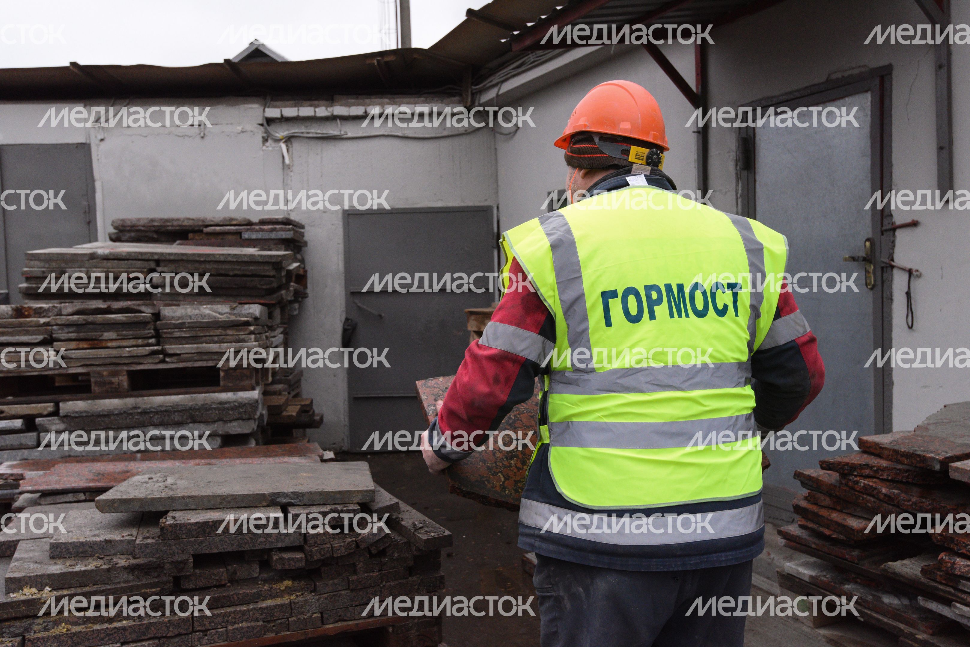 Процесс обработки гранитного камня специалистами ГБУ «Гормост» для облицовки стен подземных пешеходных переходов в Москве Процесс обработки гранитного камня специалистами ГБУ «Гормост» для облицовки стен подземных пешеходных переходов в Москве
