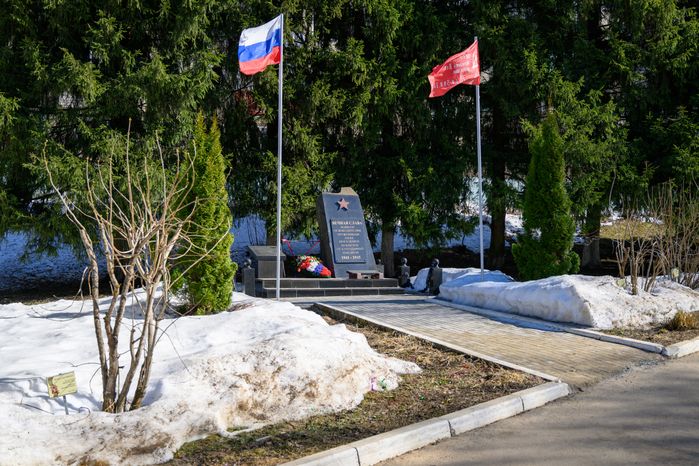Памятник, посвященный 65-летию Победы в Великой Отечественной войне, в поселке Лоза Сергиево-Посадского округ