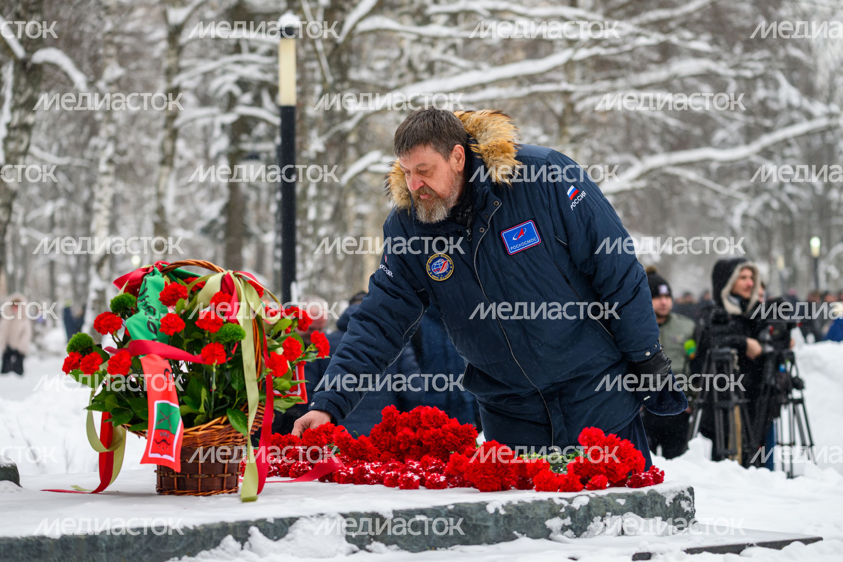 Возложение цветов к памятнику первому космонавту Юрию Гагарину в Звездном городке Возложение цветов к памятнику первому космонавту Юрию Гагарину в Звездном городке