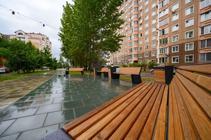 Обновленный сквер между домами №43 и 45 в поселке Развилка Ленинского округа после благоустройства