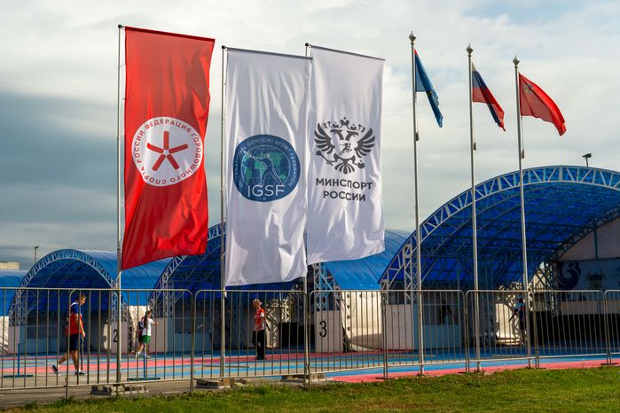 Флаги у Центра городошного спорта в Подольске