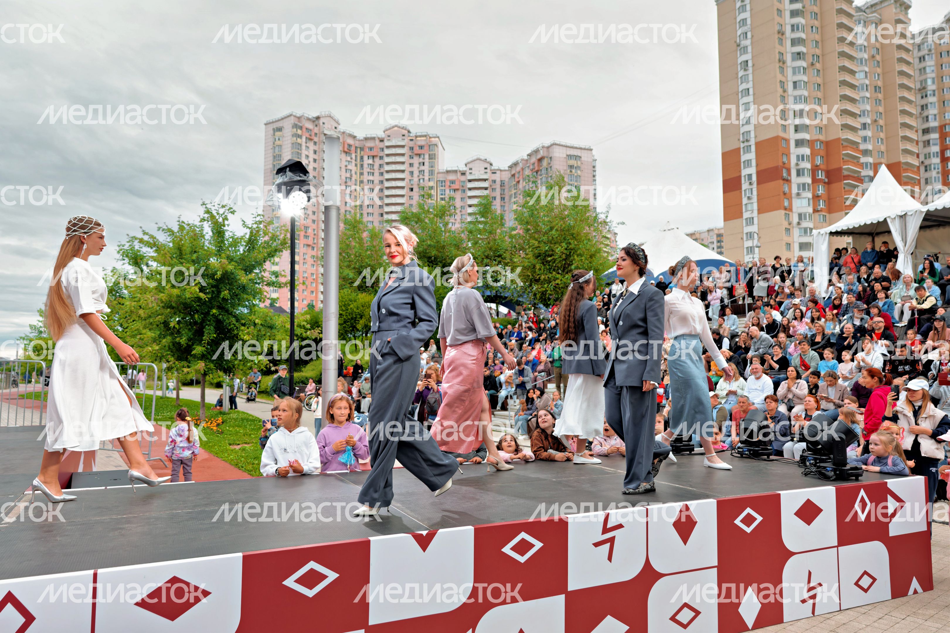 Показ моделей одежды от подмосковных дизайнеров на фестивале современной этнической культуры «РУСь_СВЕТ» в Красногорске Показ моделей одежды от подмосковных дизайнеров на фестивале современной этнической культуры «РУСь_СВЕТ» в Красногорске