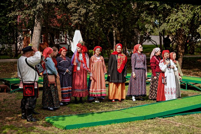 Дефиле в народных костюмах от центра «Истоки» на фестивале народных традиций «Три Спаса в Мелихове»