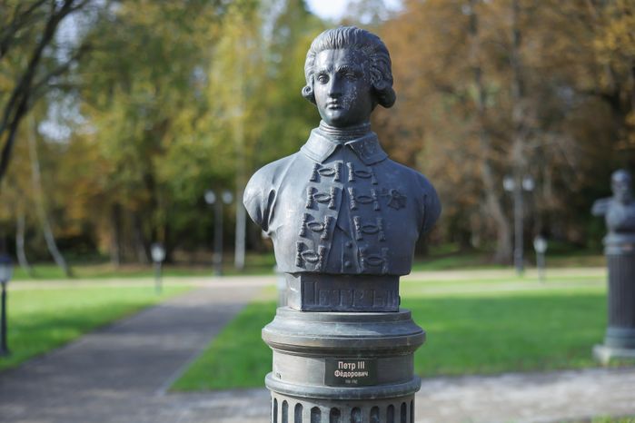 Бюст Петра Третьего в Аллее правителей в усадьбе Татищева под Солнечногорском
