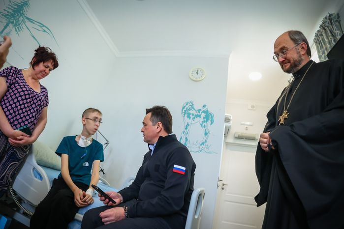 Губернатор и протоиерей Александр Ткаченко навестили юных пациентов Московского областного хосписа