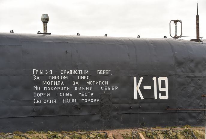 Памятник подводной лодке К-19 и виды села Никульское