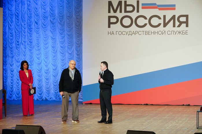 Андрей Воробьев и Никита Михалков на сцене молодежного форума "На государственной службе"