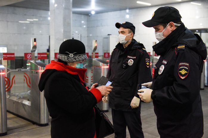 Проверка электронных пропусков в московском метро