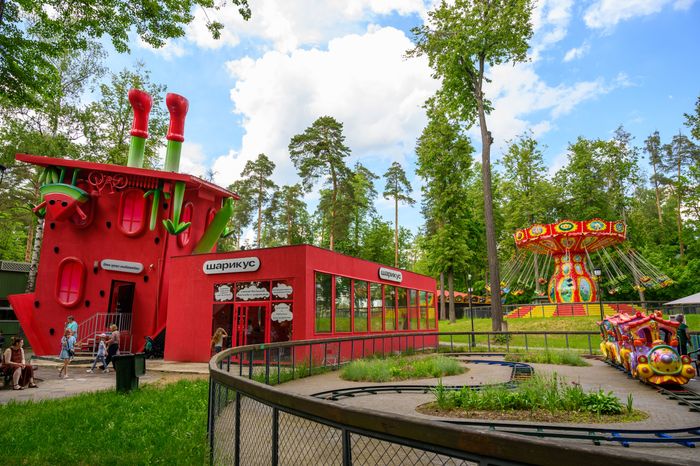 Аттракционы в Раменском городском парке культуры и отдыха летом