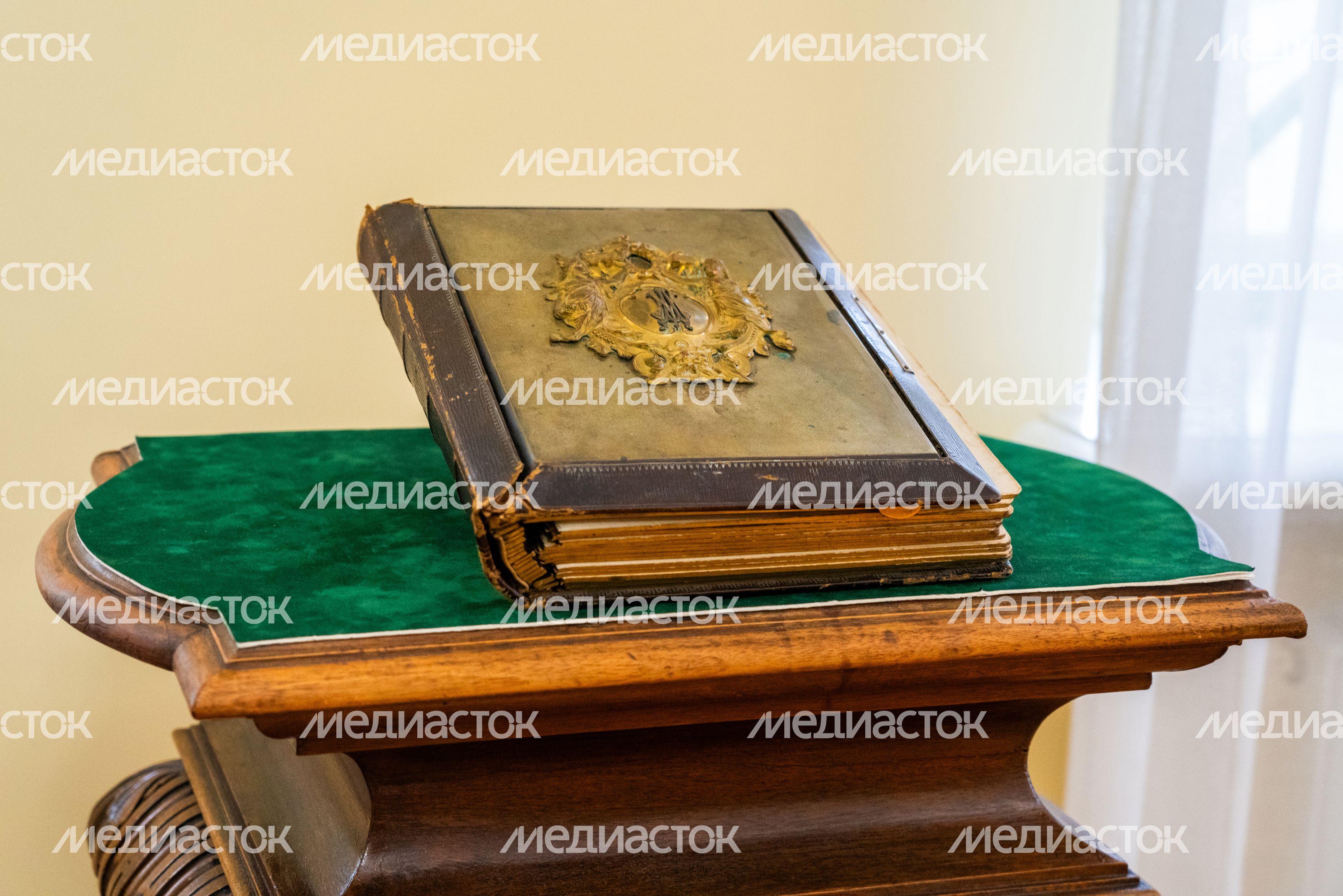 Старинная книга Дмитрия Менделеева в усадьбе Боблово в Клину Старинная книга Дмитрия Менделеева в усадьбе Боблово в Клину