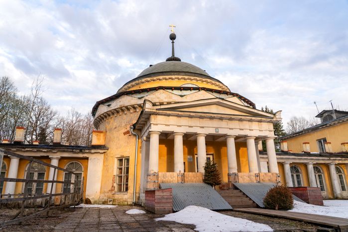 Усыпальница Волконских в усадьбе Суханово Ленинского округа весной