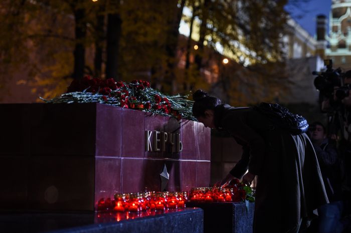 Возложение цветов к мемориалу города Керчь в Москве