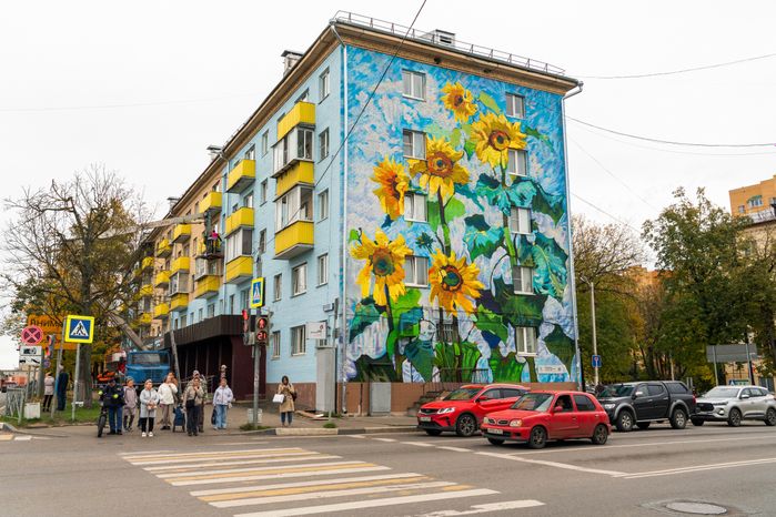 Истра. Мурал с картиной «Подсолнухи» Константина Горбатова на фасаде пятиэтажки