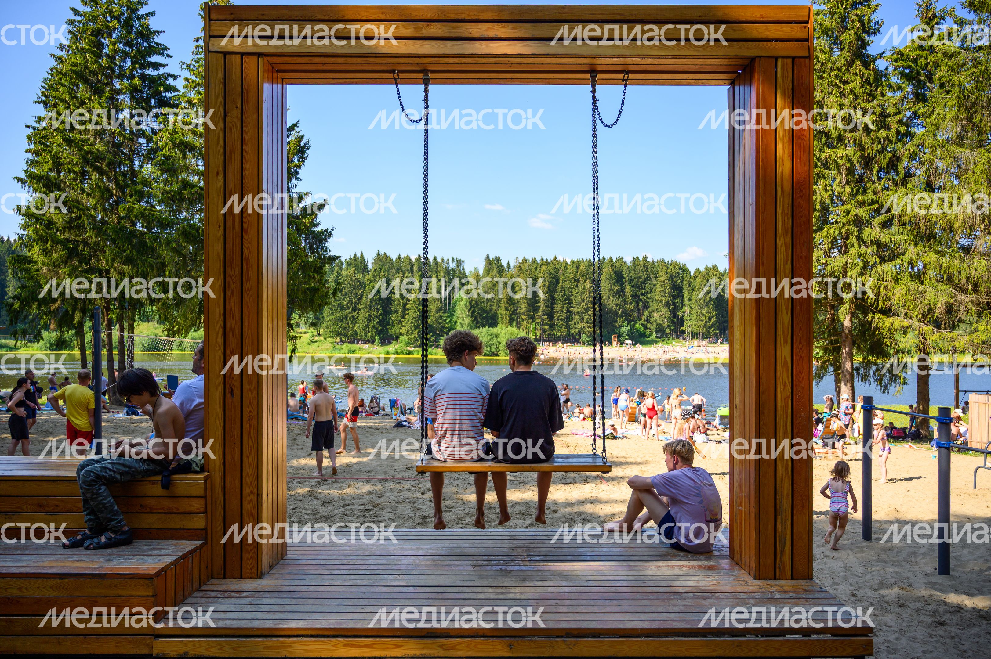 Качели на берегу озера в лесопарке «Загорское море» летом в Сергиевом Посаде Качели на берегу озера в лесопарке «Загорское море» летом в Сергиевом Посаде