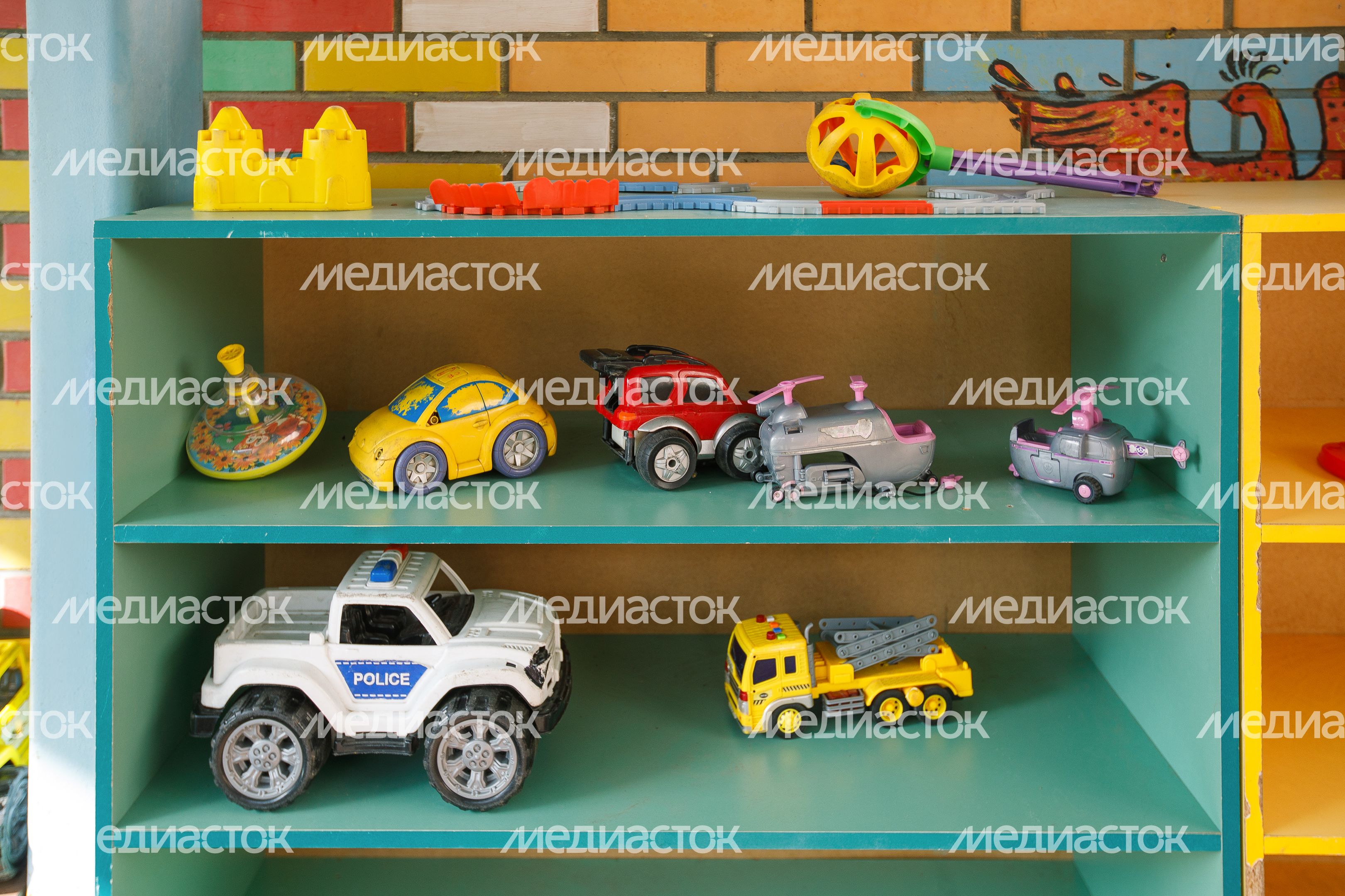 Игрушки на веранде детского сада «Светлячок» в Химках Игрушки на веранде детского сада «Светлячок» в Химках