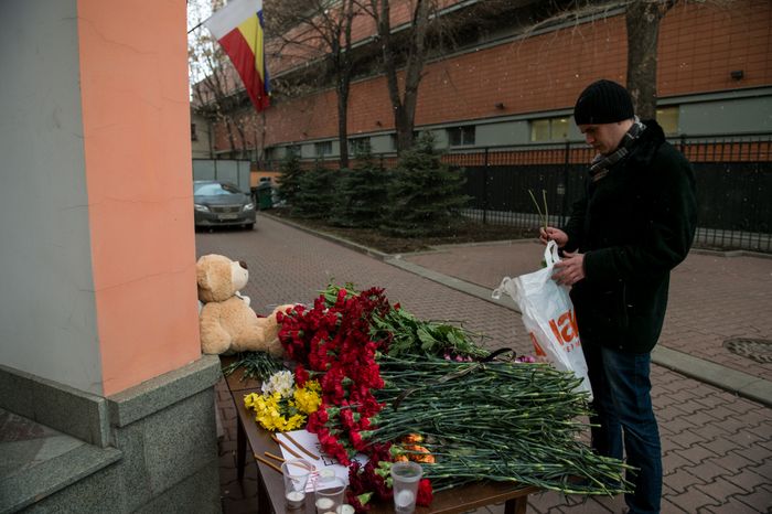 Москвичи несут цветы в знак скорби по погибшим в авиакатастрофе в Ростове-на-Дону