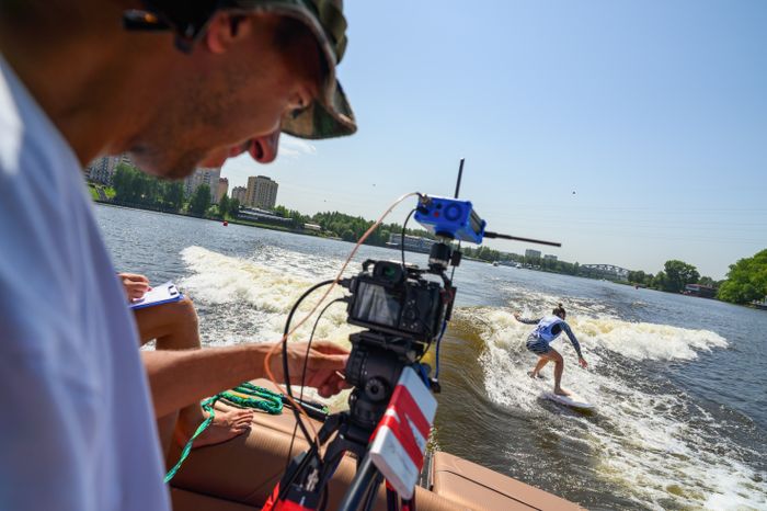 Оператор снимает чемпионат Московской области по серфингу на Пироговском водохранилище в Долгопрудном
