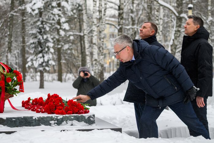 Возложение цветов к памятнику первому космонавту Юрию Гагарину в Звездном городке