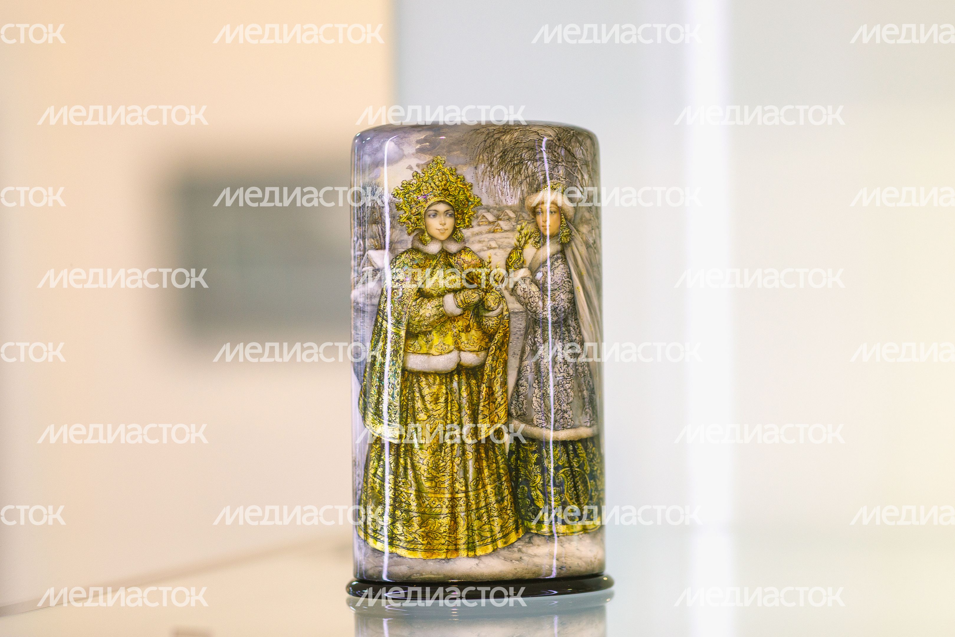 Русские красавицы на лаковой миниатюре Федоскино на выставке «Фантазии полет и рук творенье…» в усадьбе Лукутиных