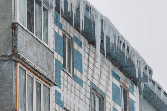 Очистка крыши многоквартирного дома на улице Чайковского в Лобне от сосулек
