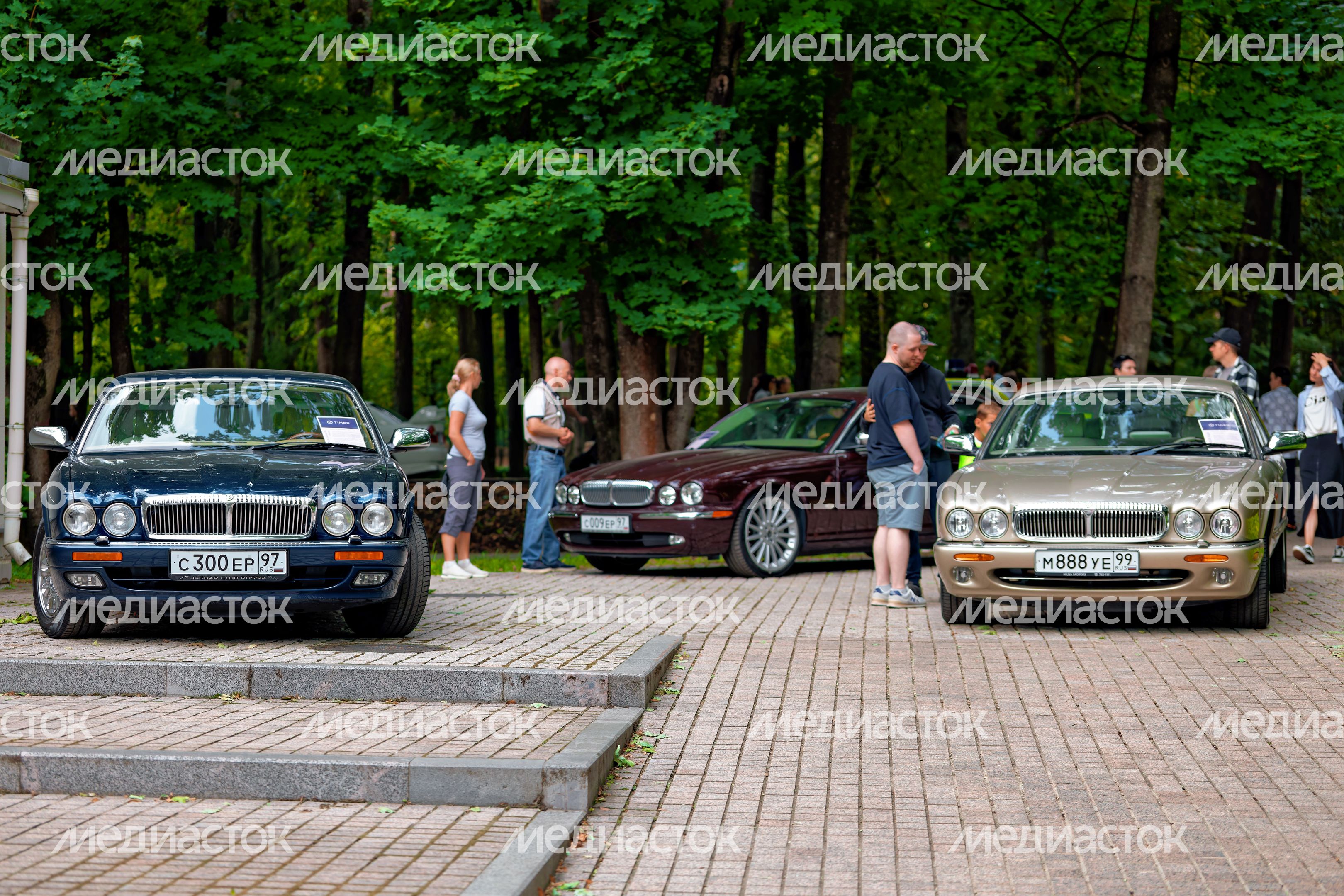 Ретроавтомобили и суперкары на автофестивале «Автовыходные в Архангельском» в округе Красногорск