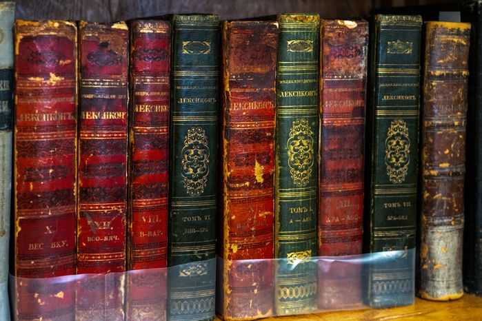 Старинные книги на полке библиотеки в усадьбе Боблово в Клину