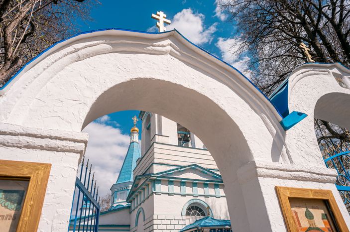 Весенние виды храма Рождества Христова в селе Беседы