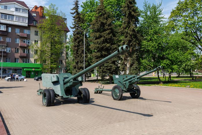 Памятник технике - пушка «ЗиС-2» у мемориала «Защитникам Отечества» в Лыткарино