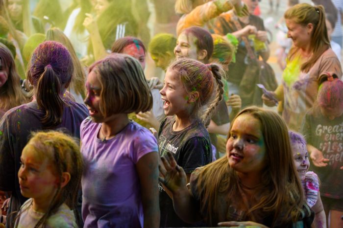 Фестиваль красок Holi Dance в Наташинском парке в Люберцах