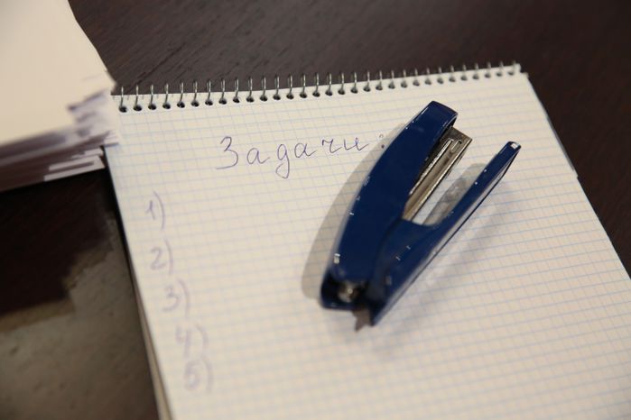 Степлер и тетрадь