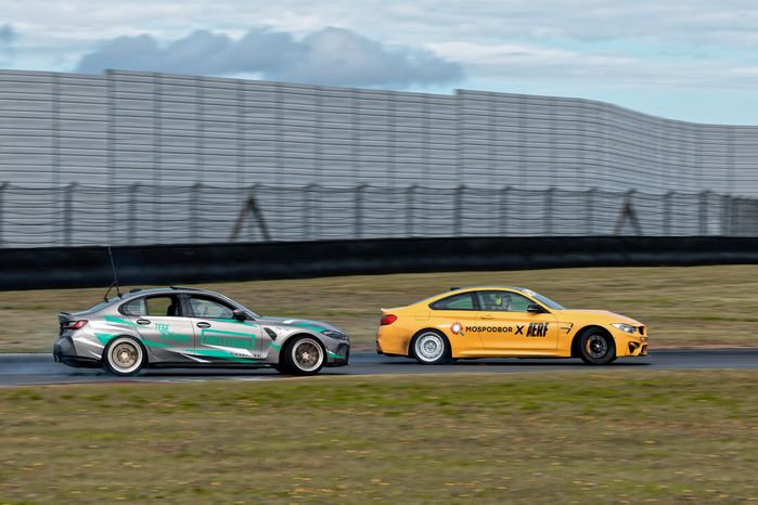 Дрифт-гонка автомобилей по автодрому Moscow Raceway на фестивале «Дрифт Экспо» в Волоколамске