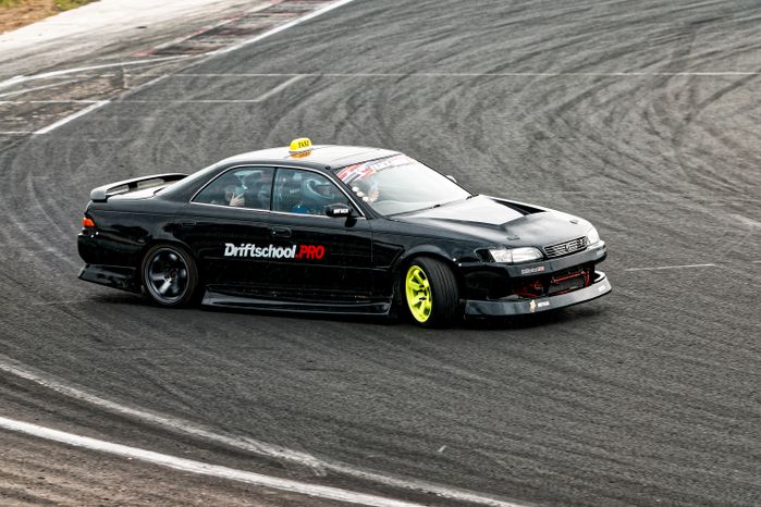 Гонка автомобилей на дрифт-фестивале скорости и драйва Drift Expo Track Mode 2025