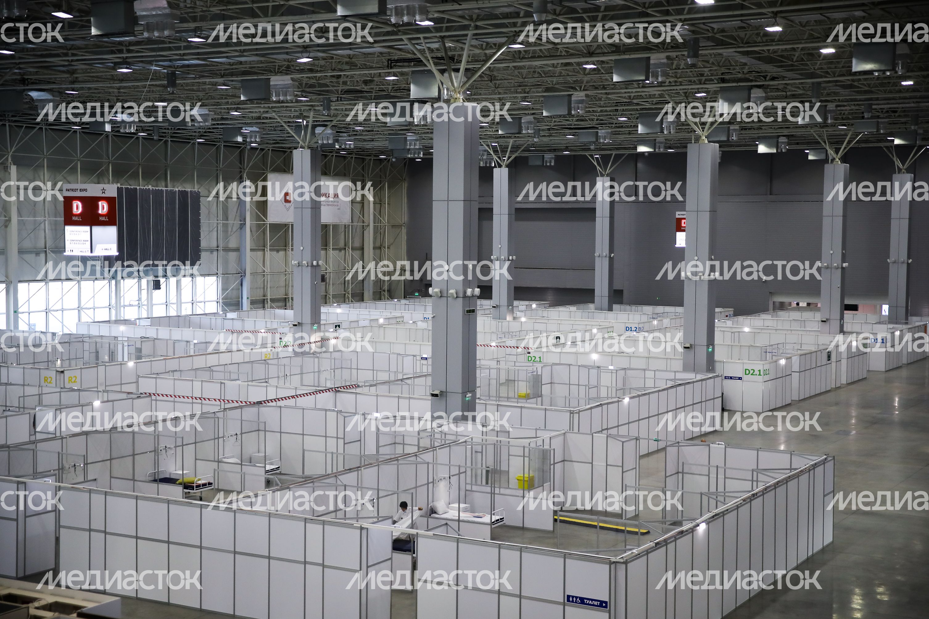 Проверка губернатором Подмосковья готовности к открытию временного инфекционного центра, развернутого на базе конгрессно-выставочного центра «Патриот»