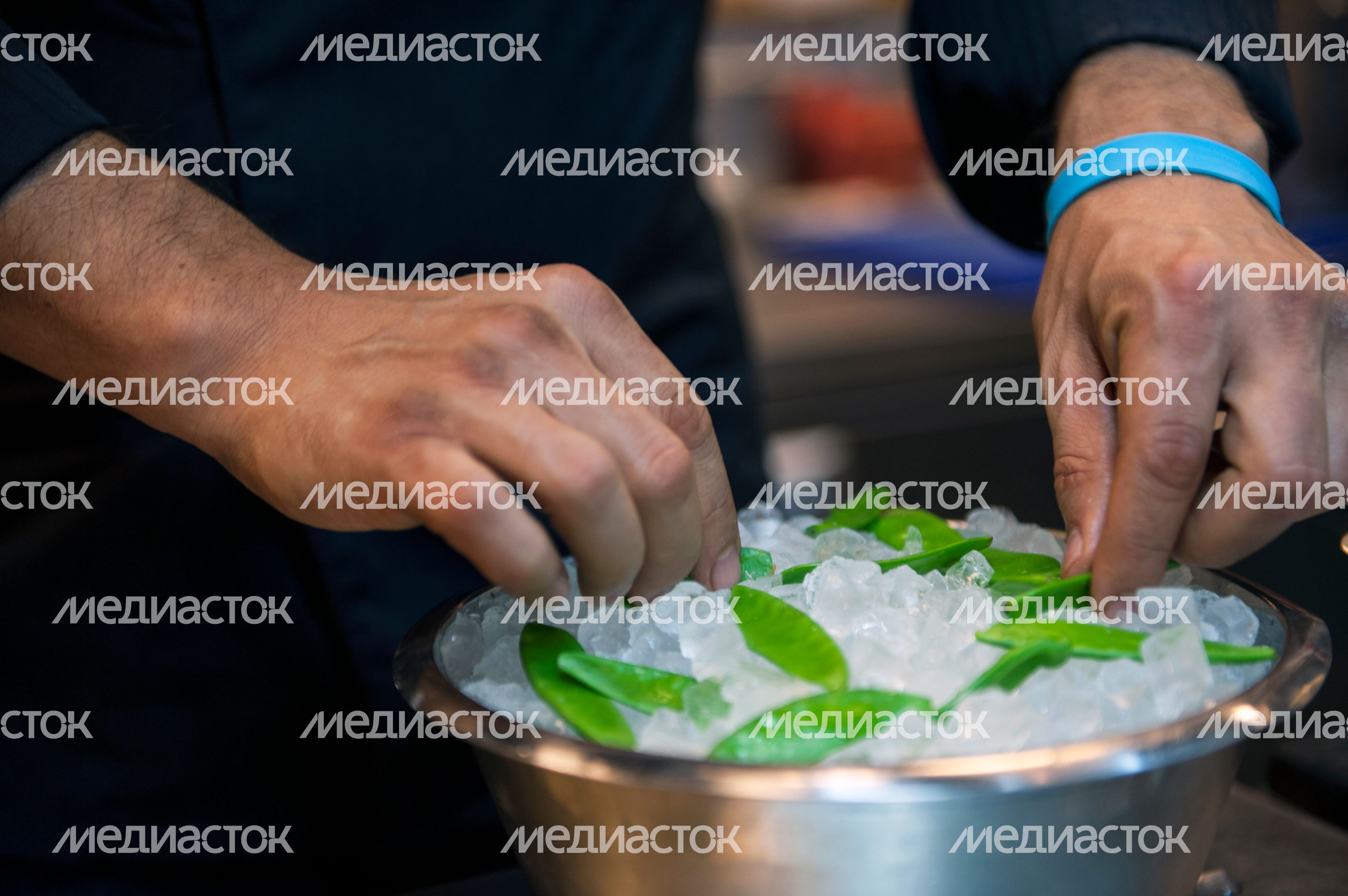 Приготовление салата с кальмарами и овощами на гриле