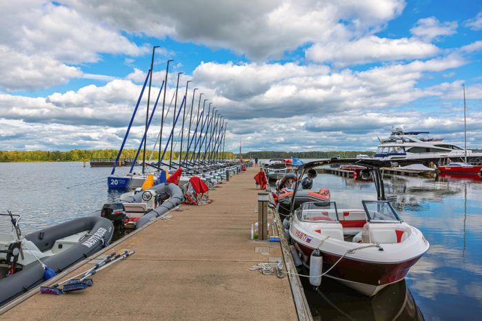 Яхты на причале яхт-клуба Tenzor Sailing Club в Мытищах на берегу Пестовского водохранилища