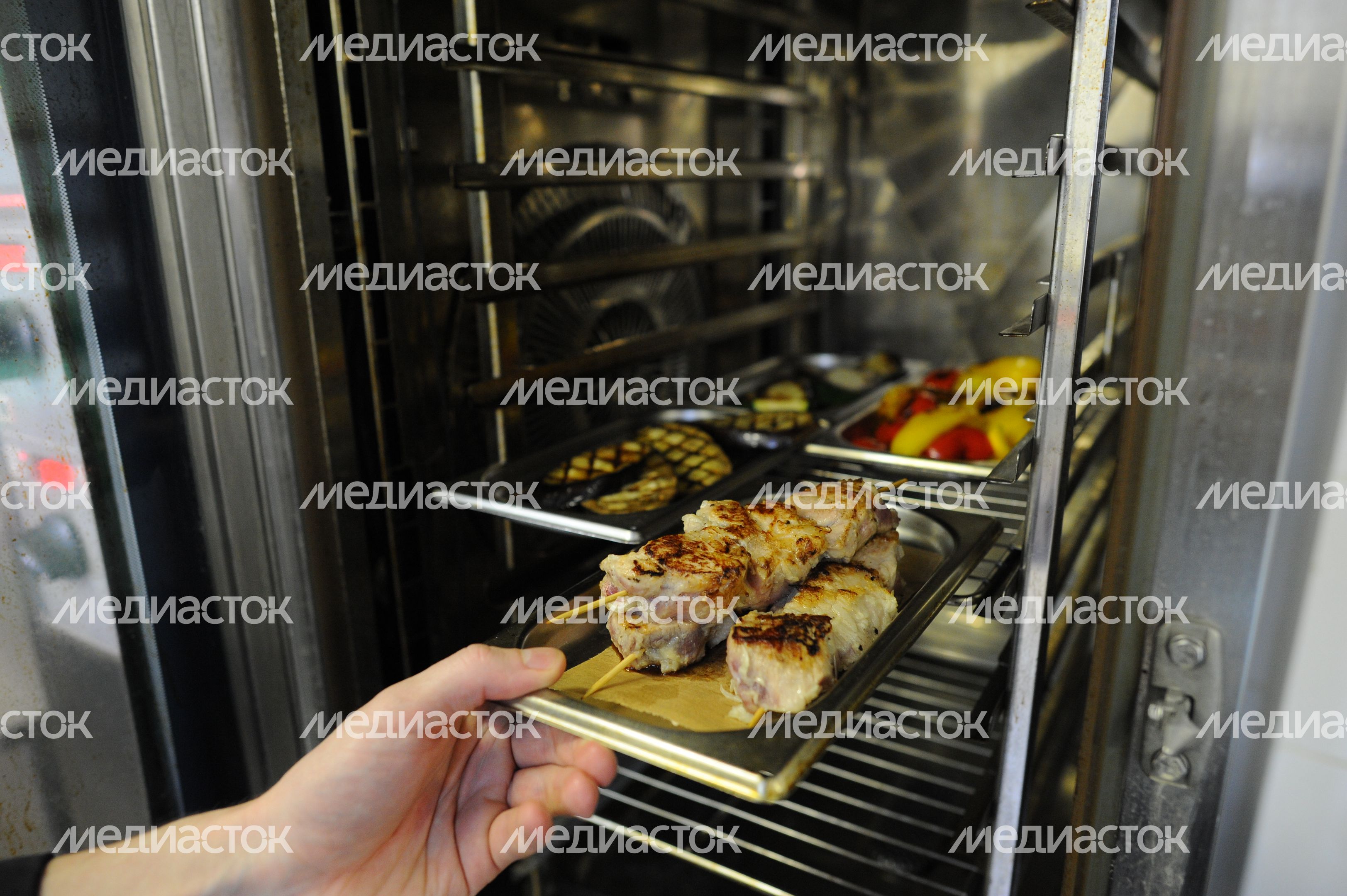 Приготовление шашлыка с овощами