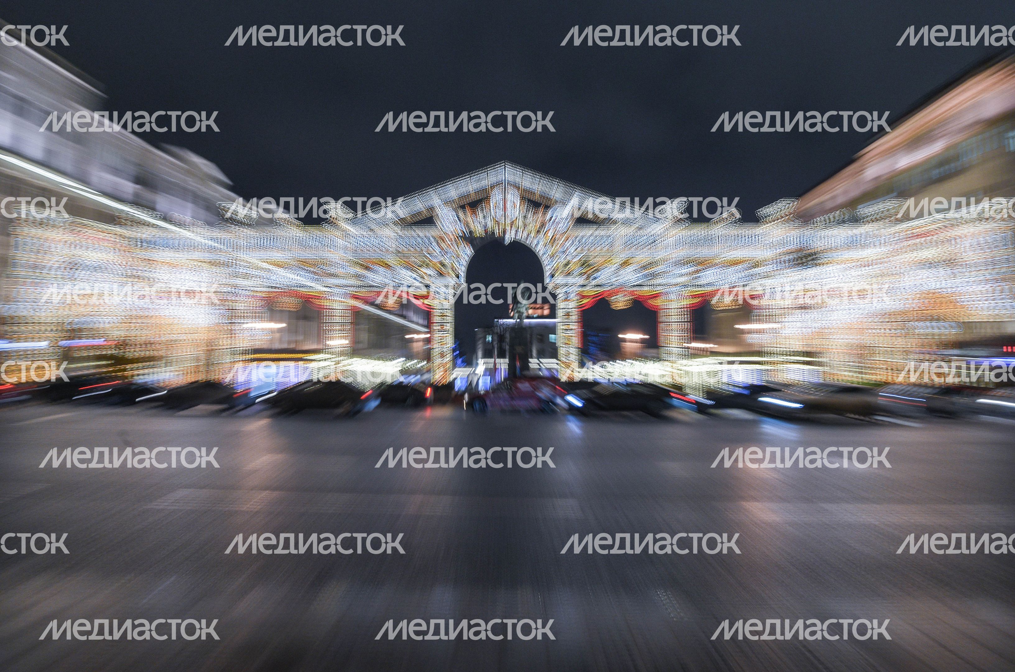 Включение подсветки новогодней арки в стиле театра «Эрмитаж» в Москве Включение подсветки новогодней арки в стиле театра «Эрмитаж» в Москве