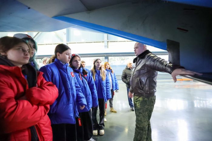 Активисты "Движения первых" встретились с участниками пилотажных групп "Стрижи" и "Русские витязи"