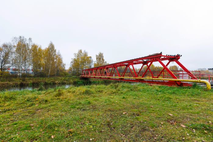 Пешеходный мост через реку в городском парке культуры и отдыха г. Ивантеевка осенью