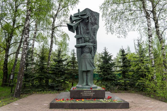 Памятник военным регулировщицам в деревне Ленино округа Истра
