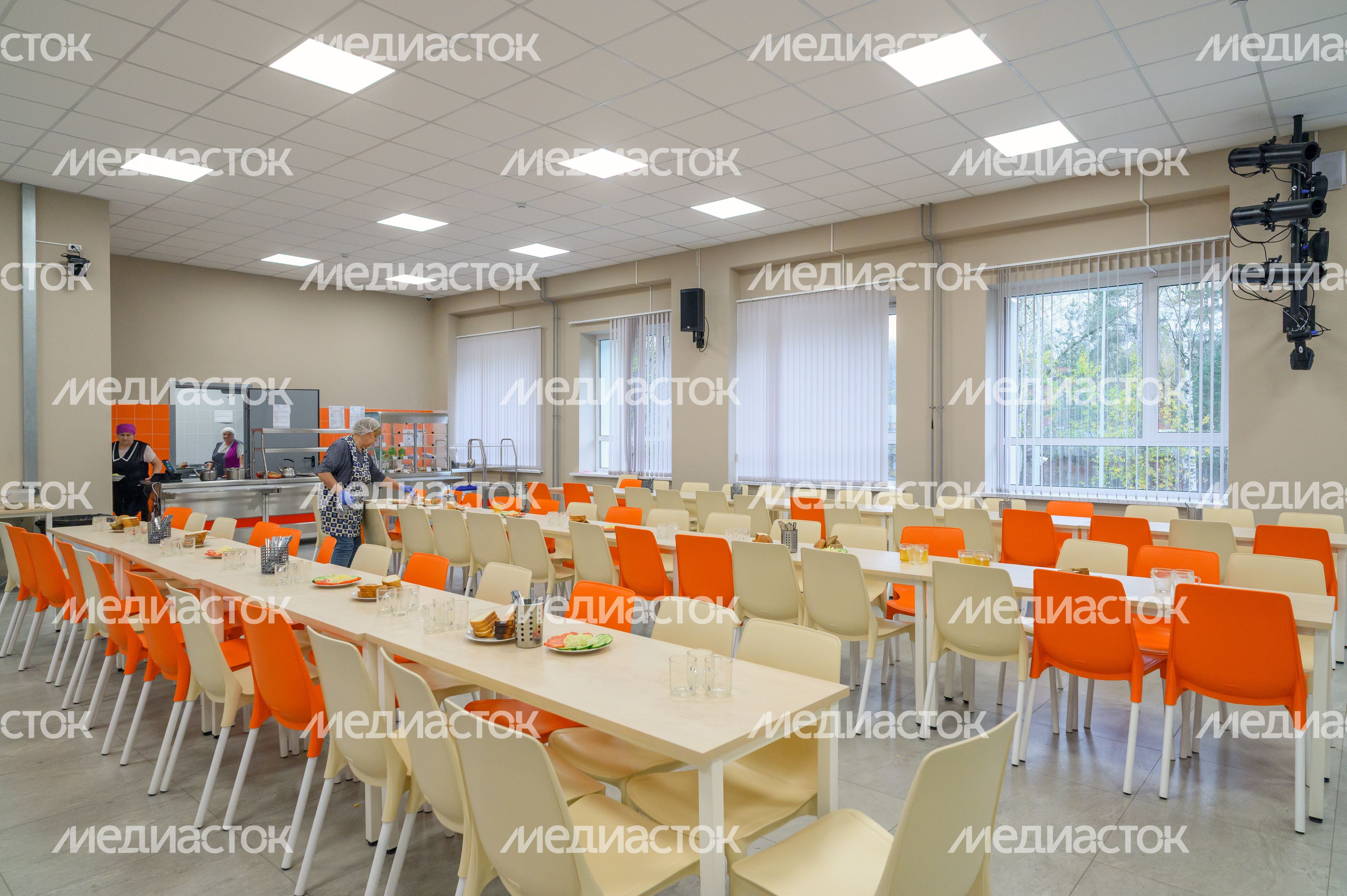 Столовая основного здания Центра образования №1 в Красноармейске после капитального ремонта Столовая основного здания Центра образования №1 в Красноармейске после капитального ремонта