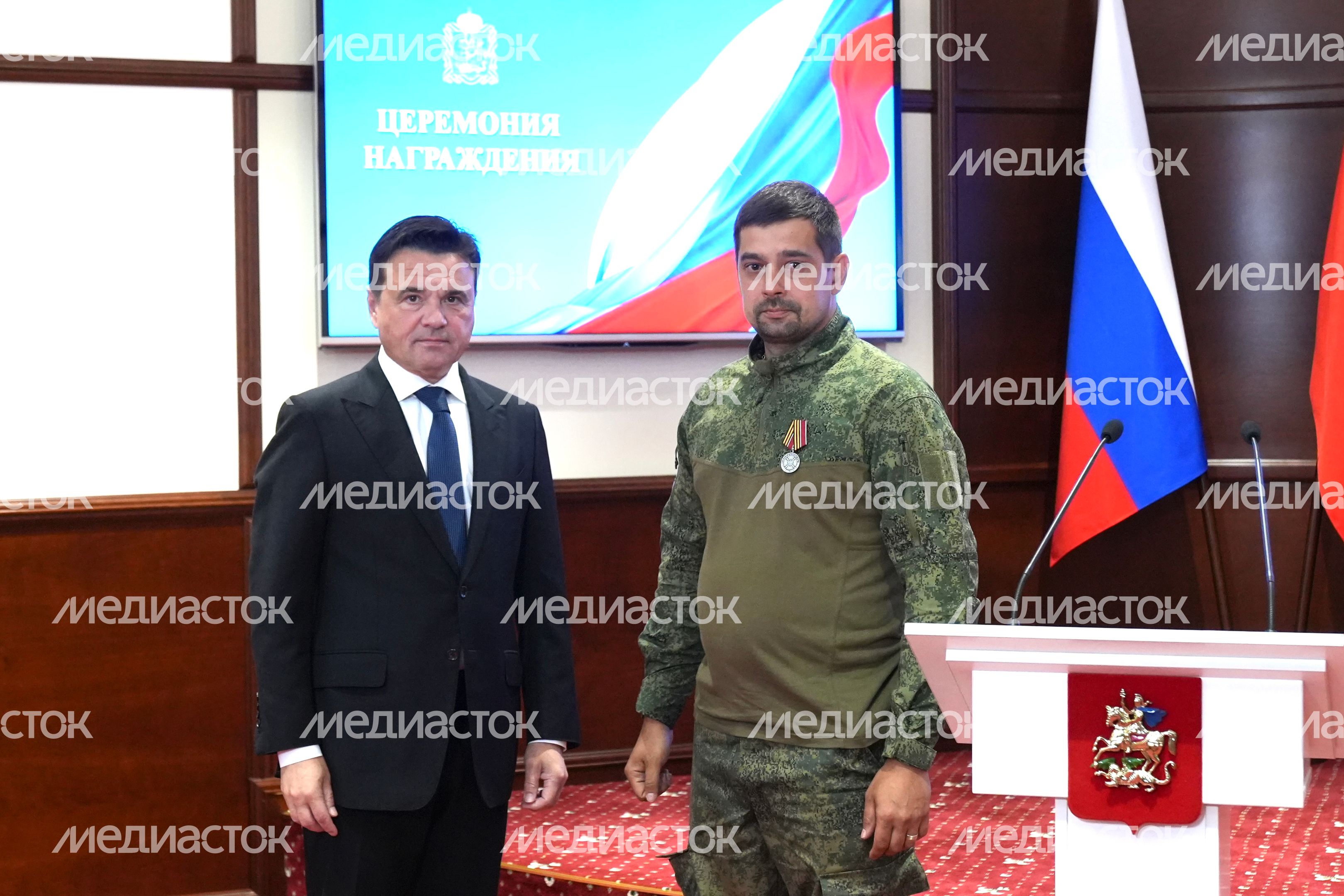 Андрей Воробьев вручил ордена и медали добровольцам из Подмосковья