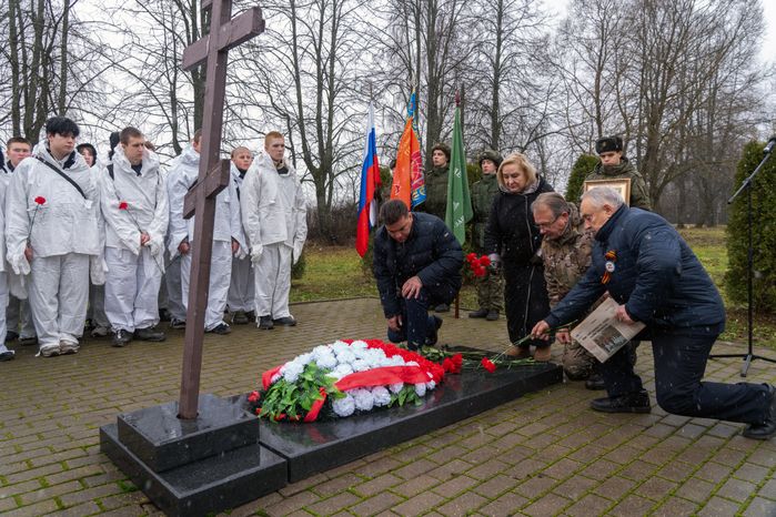 Возложение цветов к могиле Неизвестного солдата на Бородинском поле